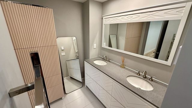 1206 Greendale Ave 201, Needham, MA 02492