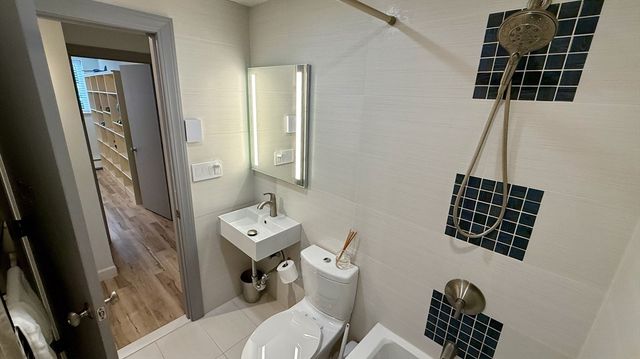 1206 Greendale Ave 201, Needham, MA 02492