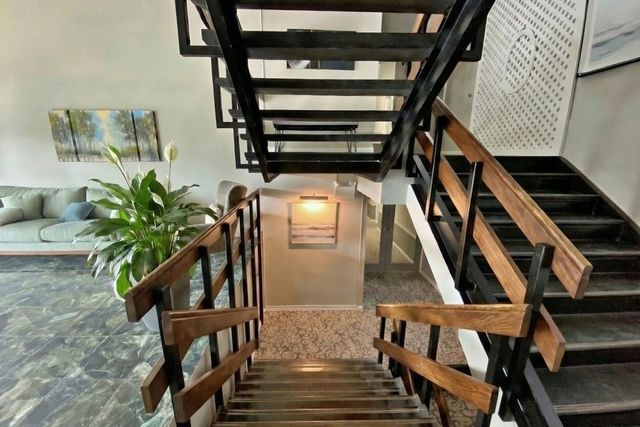 1206 Greendale Ave 201, Needham, MA 02492