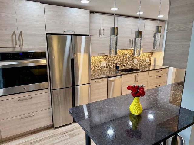 1206 Greendale Ave 201, Needham, MA 02492