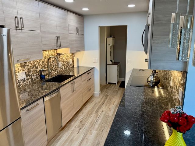 1206 Greendale Ave 201, Needham, MA 02492