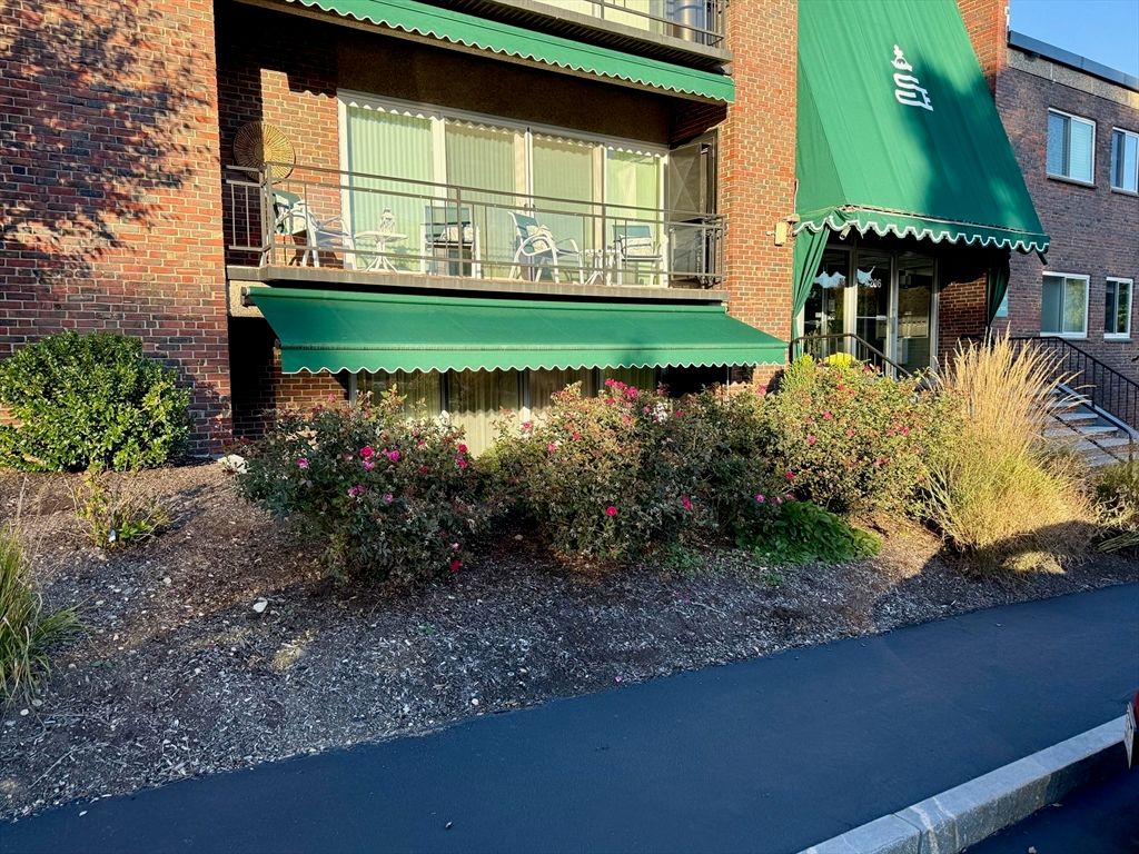 1206 Greendale Ave 201, Needham, MA 02492