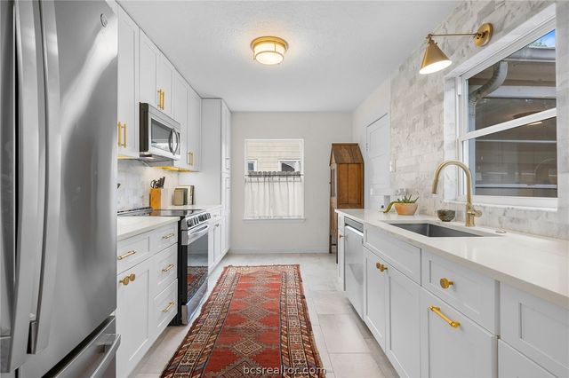 114 East O'Bryant Street, Bellville, TX 77418