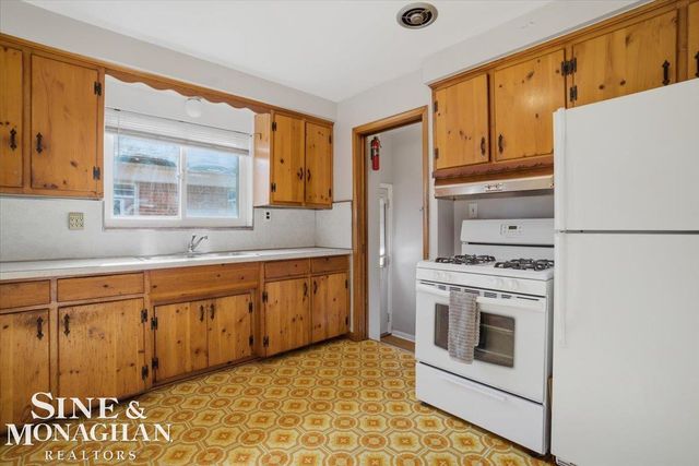 21232 Ardmore Park Drive, St Clair Shores, MI 48081