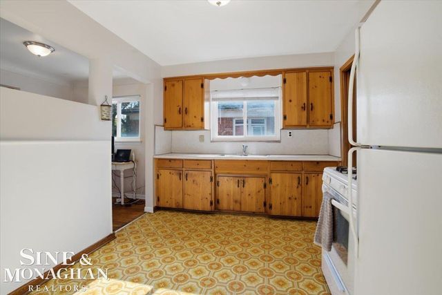 21232 Ardmore Park Drive, St Clair Shores, MI 48081