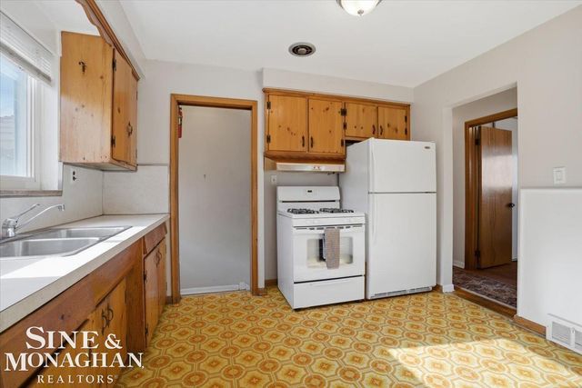 21232 Ardmore Park Drive, St Clair Shores, MI 48081