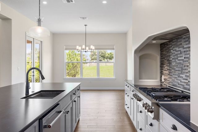 1020 Pinnacle View Dr, Kerrville, TX 78028