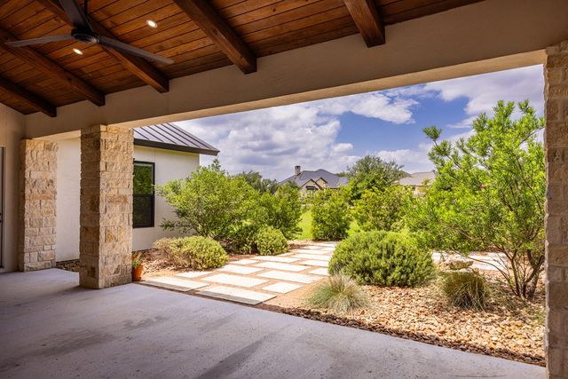 1020 Pinnacle View Dr, Kerrville, TX 78028