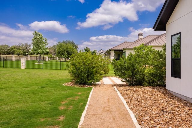 1020 Pinnacle View Dr, Kerrville, TX 78028