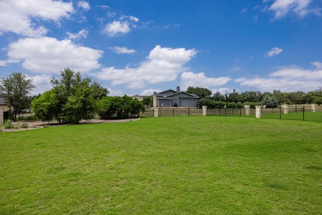 1020 Pinnacle View Dr, Kerrville, TX 78028