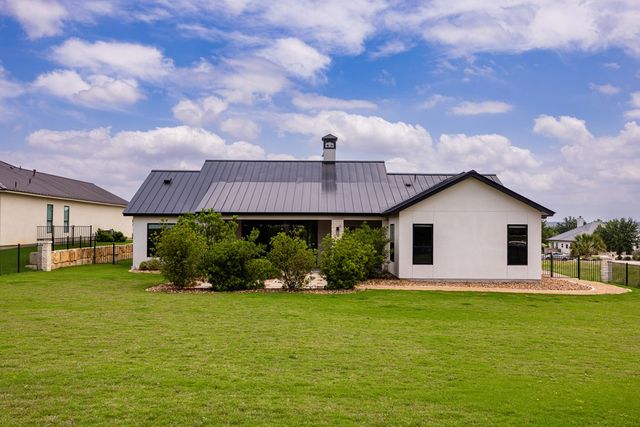 1020 Pinnacle View Dr, Kerrville, TX 78028