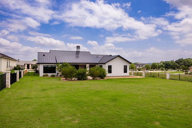 1020 Pinnacle View Dr, Kerrville, TX 78028