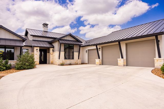 1020 Pinnacle View Dr, Kerrville, TX 78028