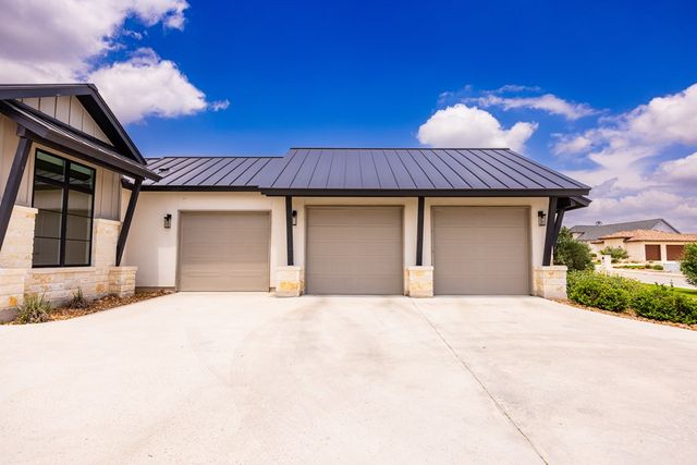 1020 Pinnacle View Dr, Kerrville, TX 78028