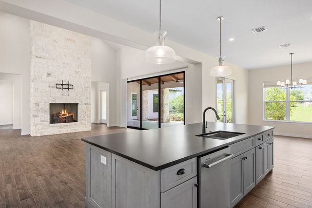 1020 Pinnacle View Dr, Kerrville, TX 78028