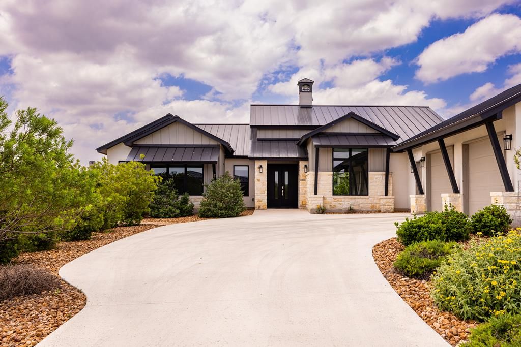 1020 Pinnacle View Dr, Kerrville, TX 78028