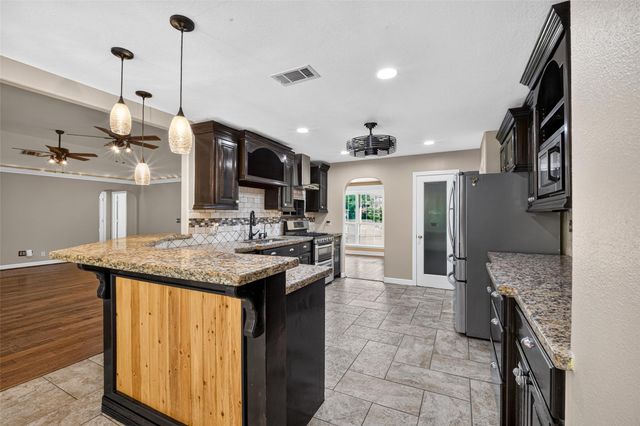 25709 Parkway Drive, Huffman, TX 77336