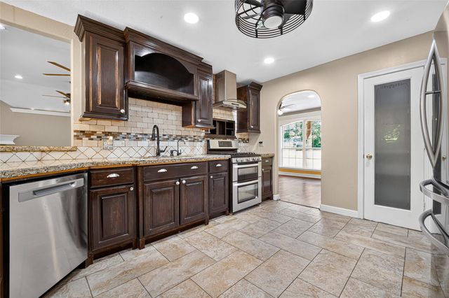 25709 Parkway Drive, Huffman, TX 77336