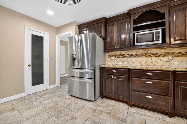 25709 Parkway Drive, Huffman, TX 77336