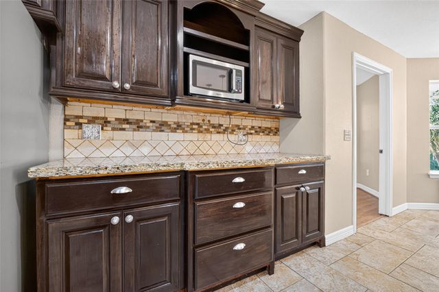25709 Parkway Drive, Huffman, TX 77336