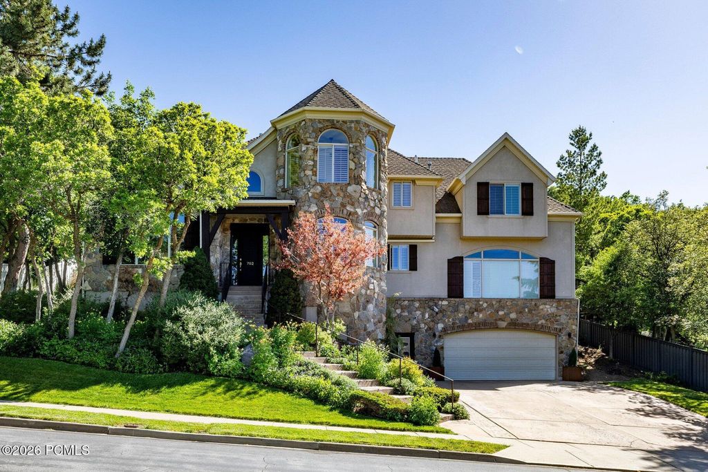 702 S Woodbriar Way, North Salt Lake, UT 84054