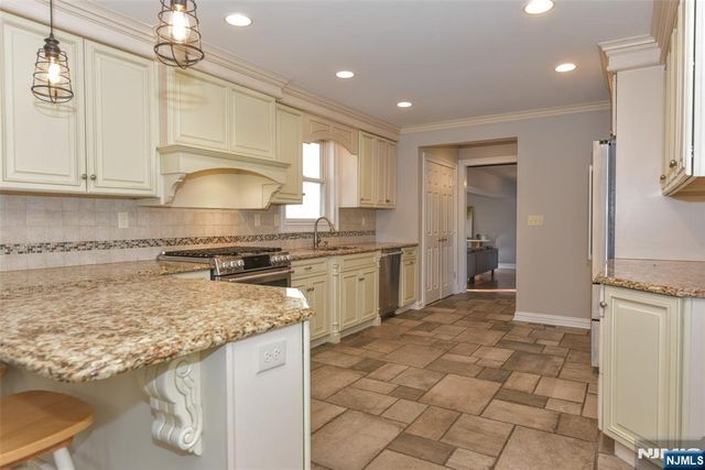 35 Oak Ridge Road, Ramsey, NJ 07446