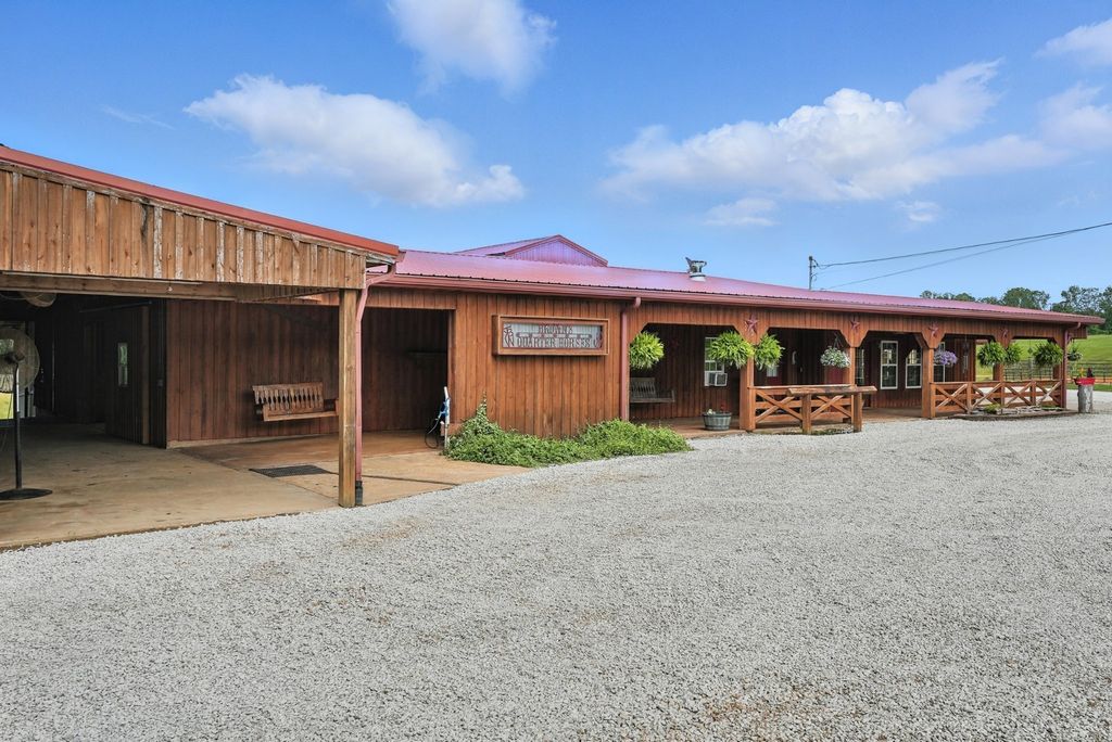 1880 Clydeton Rd, Waverly, TN 37185