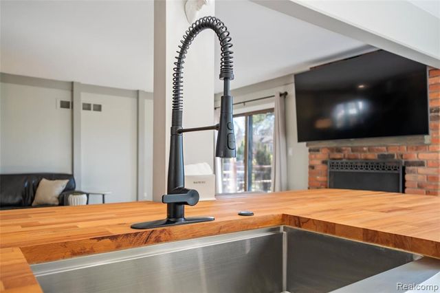 42085 Banbury Road, Northville, MI 48168