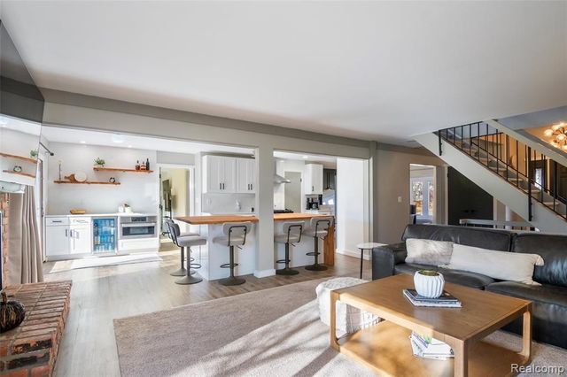 42085 Banbury Road, Northville, MI 48168