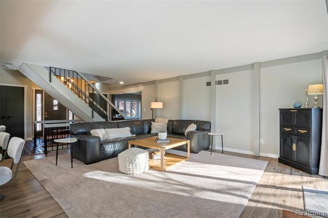 42085 Banbury Road, Northville, MI 48168