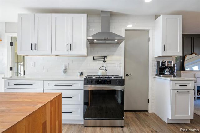 42085 Banbury Road, Northville, MI 48168