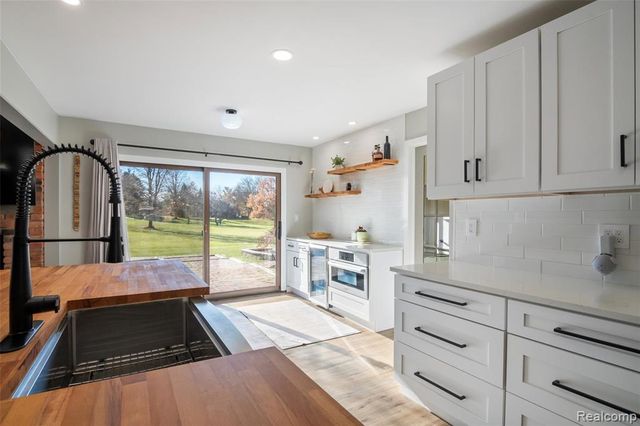 42085 Banbury Road, Northville, MI 48168