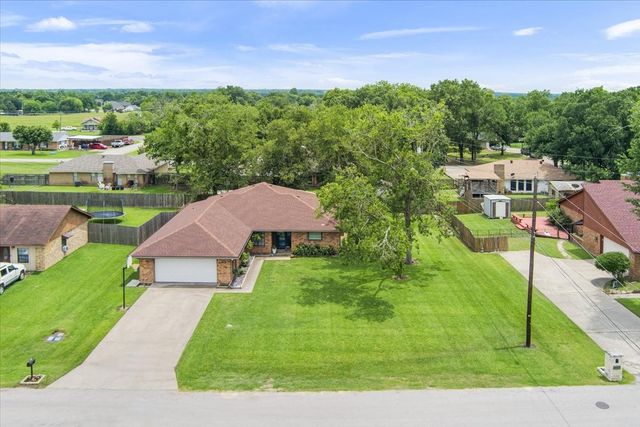 118 Rocky Creek Avenue, Groesbeck, TX 76642