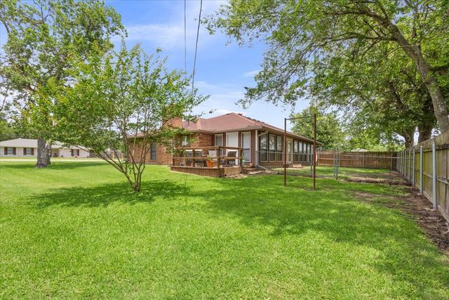 118 Rocky Creek Avenue, Groesbeck, TX 76642