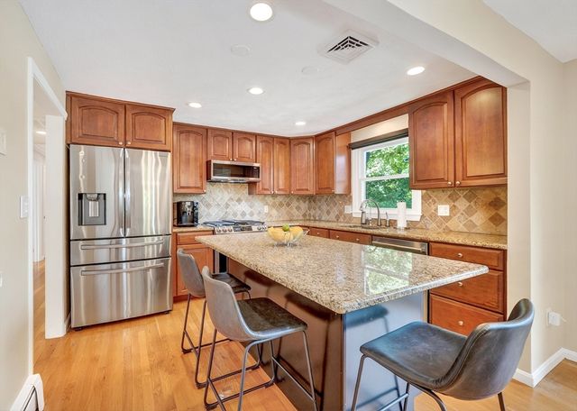 21 Hancock St, Bedford, MA 01730