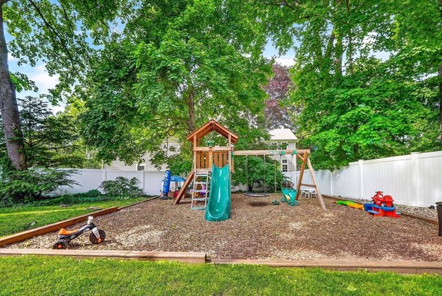 21 Hancock St, Bedford, MA 01730