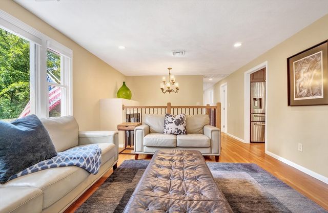 21 Hancock St, Bedford, MA 01730