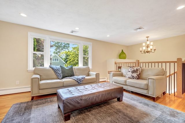21 Hancock St, Bedford, MA 01730