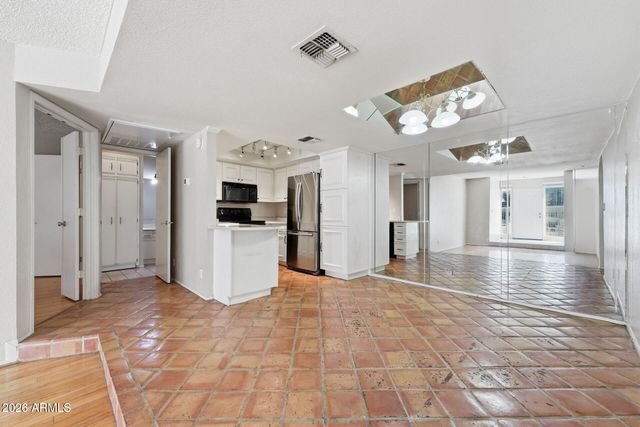 1820 E MORTEN Avenue 111, Phoenix, AZ 85020