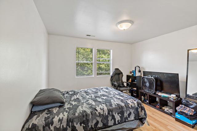 8122 S Kingston Avenue, Chicago, IL 60617