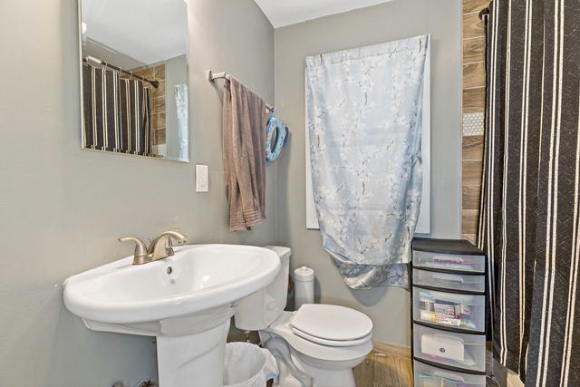 8122 S Kingston Avenue, Chicago, IL 60617