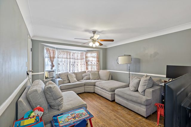 8122 S Kingston Avenue, Chicago, IL 60617