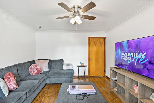 8122 S Kingston Avenue, Chicago, IL 60617