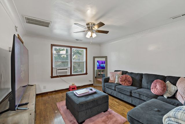 8122 S Kingston Avenue, Chicago, IL 60617