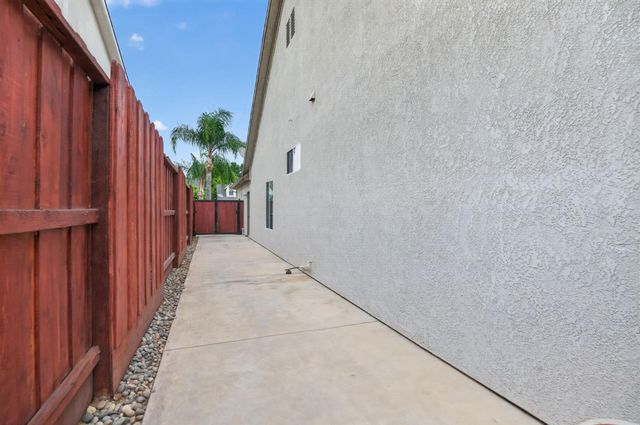 220 W Serena Avenue, Clovis, CA 93619