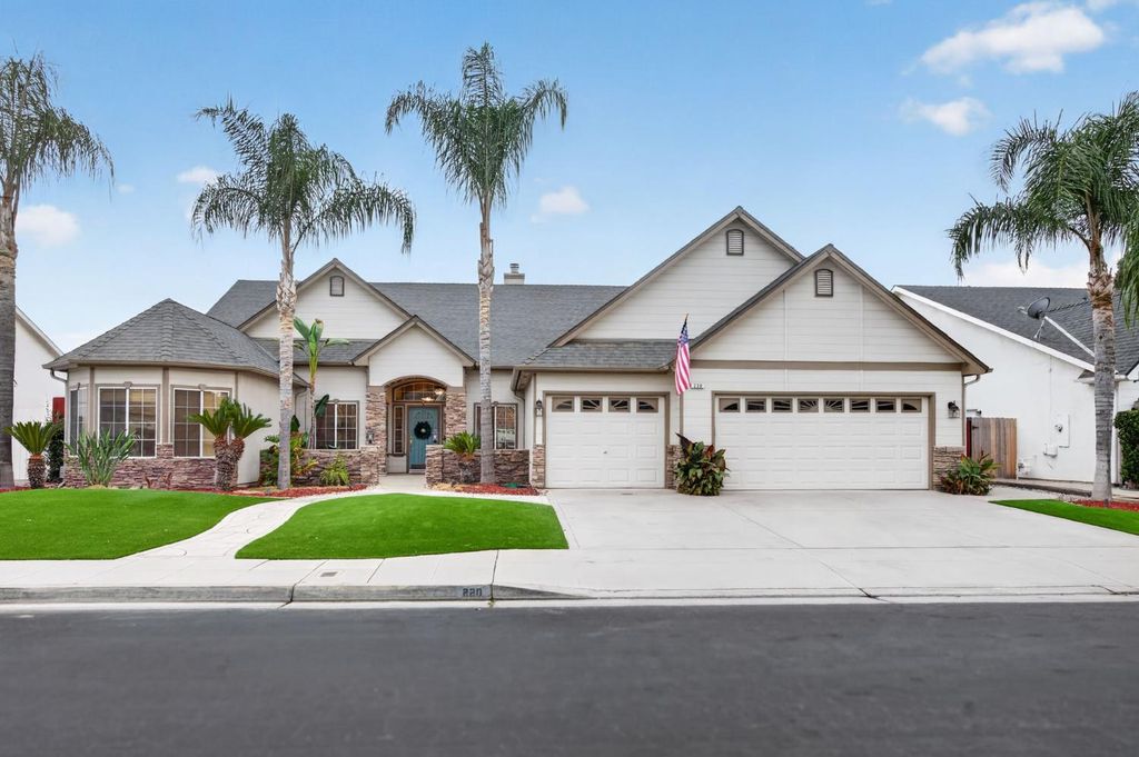 Image 1 of property listing at 220 W Serena Avenue, Clovis, CA 93619