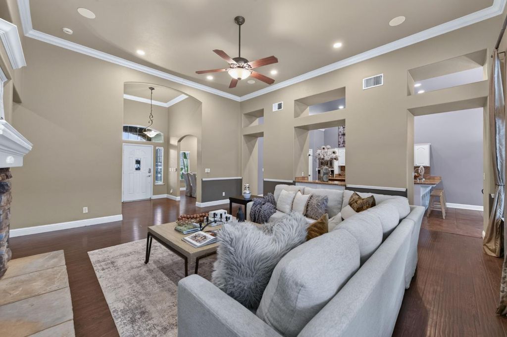Image 11 of property listing at 220 W Serena Avenue, Clovis, CA 93619