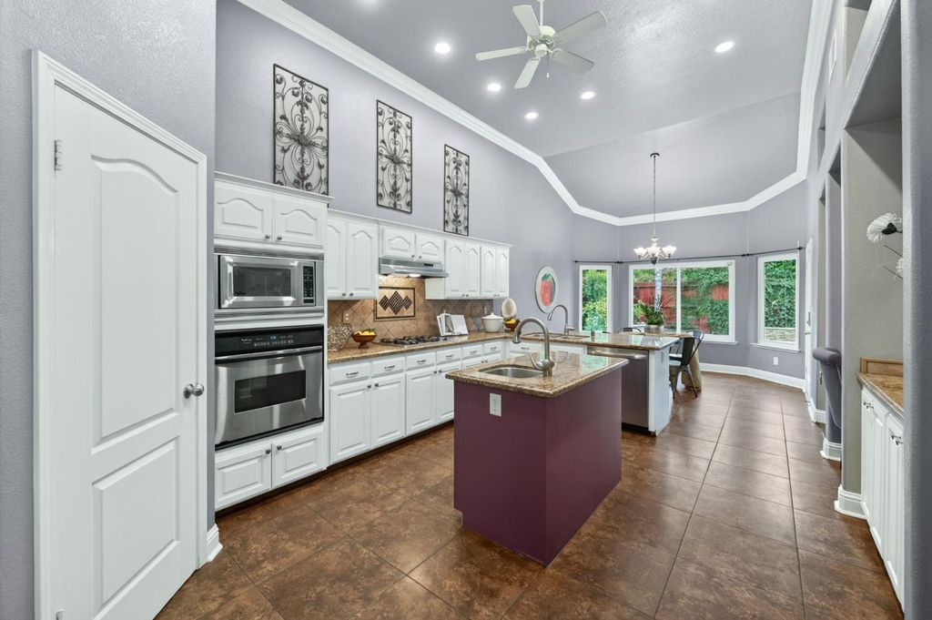 Image 12 of property listing at 220 W Serena Avenue, Clovis, CA 93619