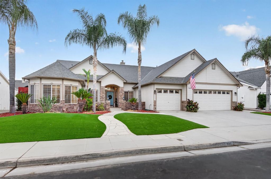 Image 3 of property listing at 220 W Serena Avenue, Clovis, CA 93619