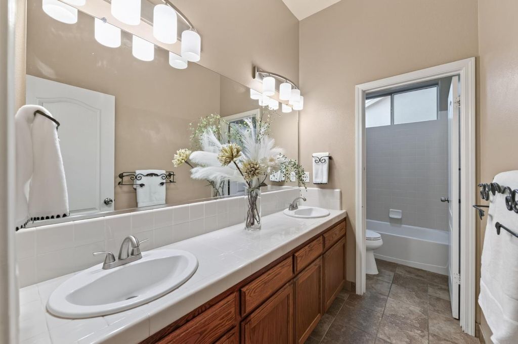 Image 33 of property listing at 220 W Serena Avenue, Clovis, CA 93619